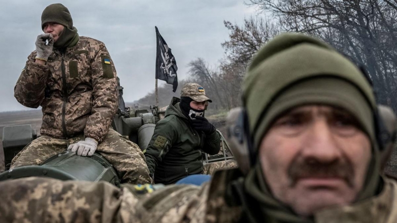 Militares ucranianos cerca de una línea del frente en la región de Jersón, Ucrania, a 9 de noviembre de 2022.