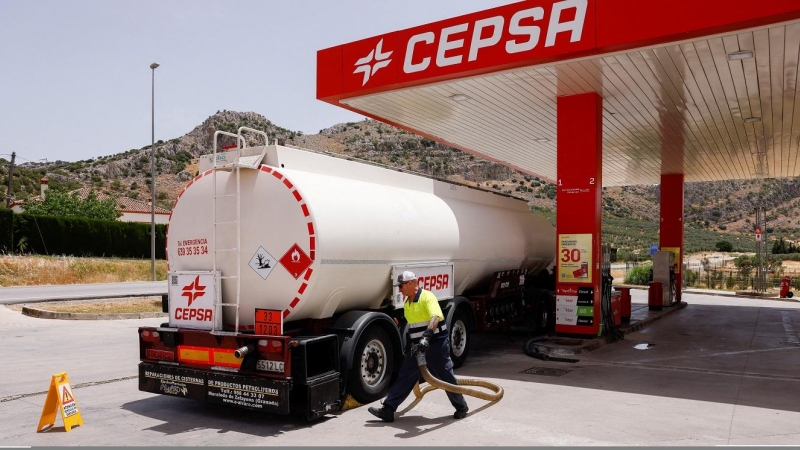 Un camion cisterna de Cepsa se prepara para cargar los depósitos de una estación de servicio en la localidad malagueña de Cuevas del Becerro. REUTERS/Jon Nazca