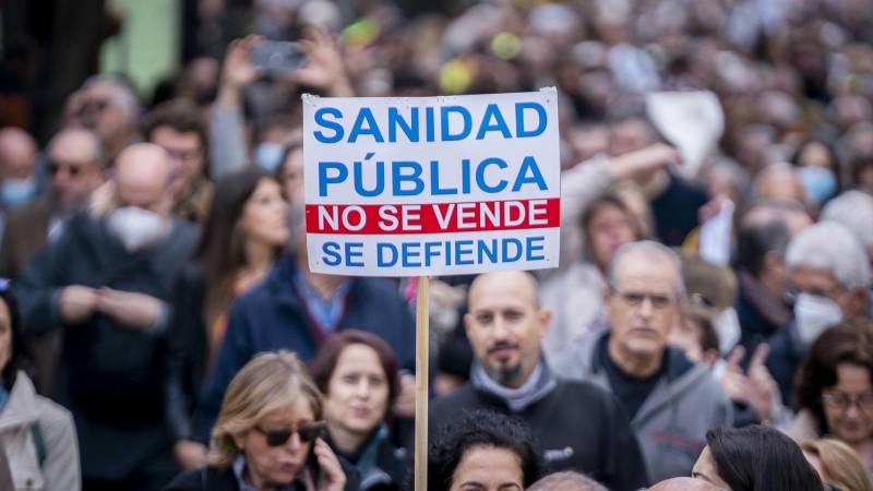 Unas 200.000 personas según la Delegación de Gobierno marchan durante una manifestación contra el desmantelamiento de la Atención Primaria en la Sanidad Pública, a 13 de noviembre de 2022, en Madrid (España)