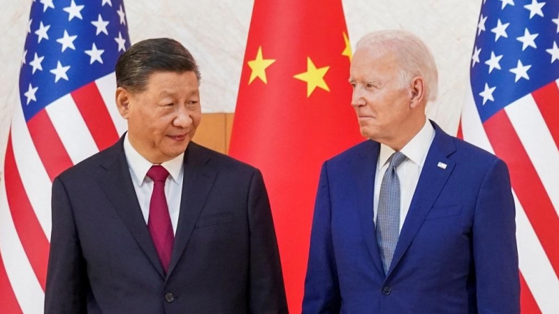 El presidente chino, Xi Jinping (izq), con su homólogo estadounidense, Joe Biden, antes de su reunión bilateral un día antes de la Cumbre del G-20 en Bali, Indonesia.  REUTERS/Kevin Lamarque