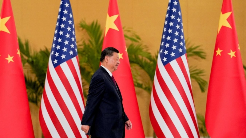 El presidente chino, Xi Jinping (izq), se dirige al encuentro de su homólogo estadounidense, Joe Biden, antes de su reunión bilateral un día antes de la Cumbre del G-20 en Bali, Indonesia.  REUTERS/Kevin Lamarque