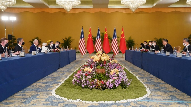 El presidente chino, Xi Jinping (izq), y su homólogo estadounidense, Joe Biden, durante su reunión bilateral un día antes de la Cumbre del G-20 en Bali, Indonesia.  REUTERS/Kevin Lamarque