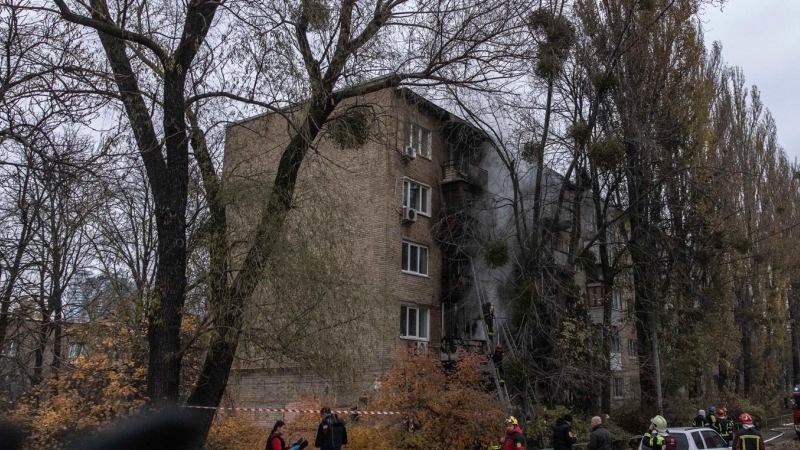 15-11-22 Bomberos ucranianos existen el fuego ocasionado por un ataque ruso en Kiev.