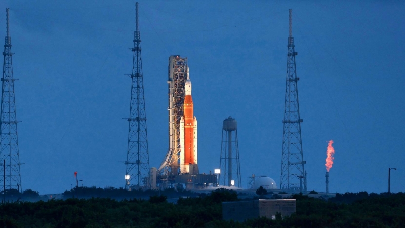 Los fotógrafos se reúnen al amanecer del día de lanzamiento programado de Artemis I en el Centro Espacial Kennedy, Florida