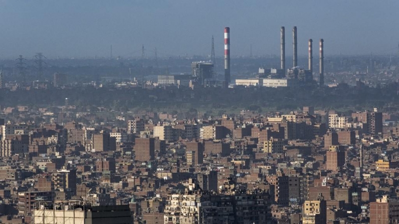 Vista de la central eléctrica de gas natural de El Cairo Oeste en el horizonte de Giza, la ciudad gemela de la capital de Egipto.