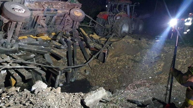 Un vehículo dañado yace junto a un cráter formado en el sitio de una explosión en Przewodow, un pueblo en el este de Polonia cerca de la frontera con Ucrania, a 16 de noviembre de 2022.