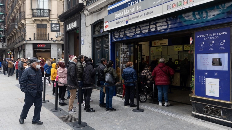 Varias personas en las inmediaciones de la administración de loterías Doña Manolita, a 14 de noviembre de 2022, en Madrid (España).