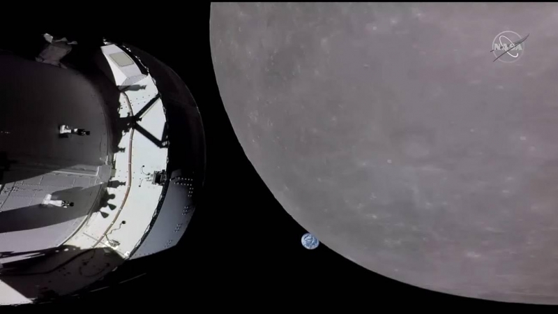 Aproximación de la nave Orion a la Luna, con la Tierra al fondo.