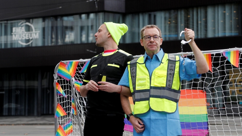 Protesta en la sede de la FIFA contra la falta de derechos para el colectivo LGBTI en el Mundial de Catar