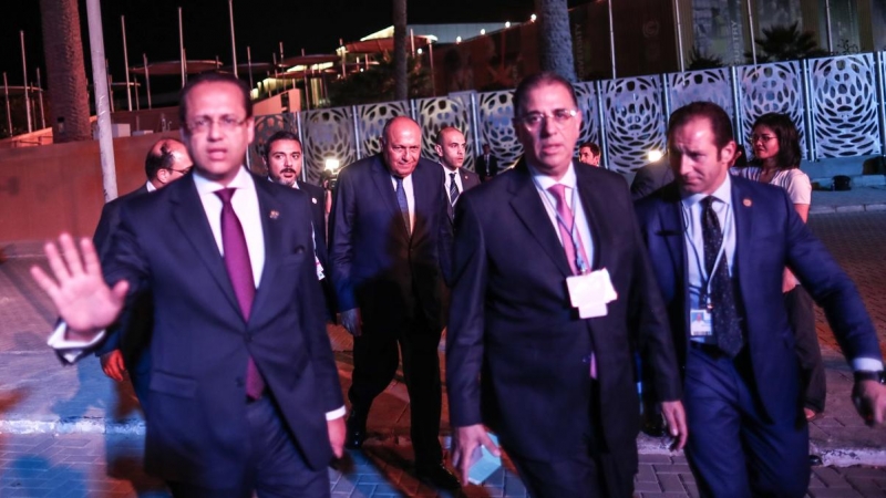 El presidente de la COP 27 y el ministro de Exteriores de Egipto, Sameh Shoukry, junto a su delegación en la Conferencia de las Naciones Unidas sobre el Cambio Climático de 2022, en Sharm El-Sheikh, Egipto, el 19 de Noviembre de 2022.