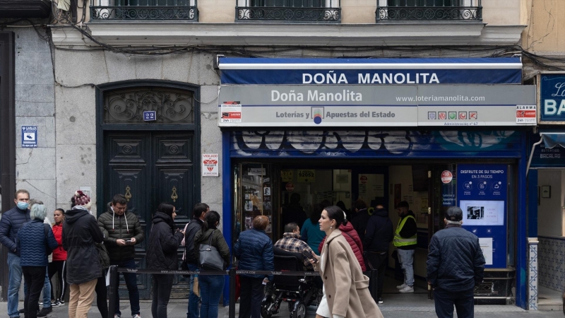 Varias personas en las inmediaciones de la administración de loterías Doña Manolita, a 14 de noviembre de 2022, en Madrid (España).