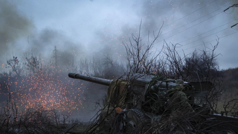 La autoproclamada milicia de la República Popular de Donetsk dispara un cañón de campaña 2A36 Giatsint-B de 152 mm en una posición no muy lejos de Avdeevka, región de Donetsk, este de Ucrania este 22 de noviembre de 2022.