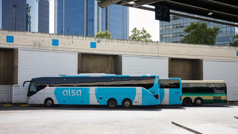 Imagen de archivo de varios autobuses en la estación de Madrid Sur.