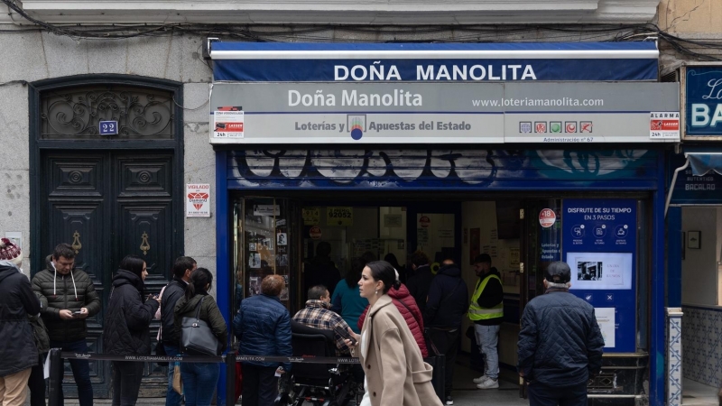 Varias personas en las inmediaciones de la administración de loterías Doña Manolita