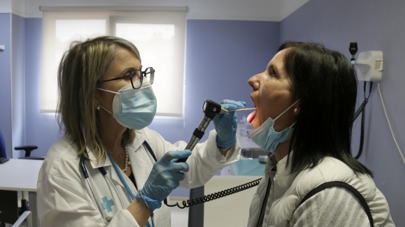 Una doctora del CAP Maresme de Mataró examina una pacient.