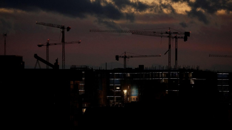 Las grúas de varios edificios en construcción, en el atardecer, en Madrid. REUTERS/Susana Vera