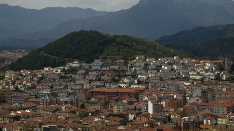 2022 - Panoràmica d'Olot, capital de la Garrotxa, una de les comarques que més població guanyarà les properes dues dècades.