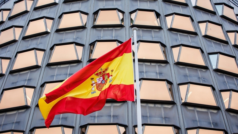 Bandera de España en el Tribunal Constitucional el día en que toman posesión de su cargo los nuevos magistrados del TC, en la sede del Tribunal Constitucional, a 18 de noviembre de 2021, en Madrid, (España).