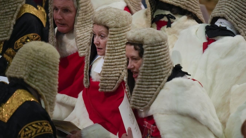 Varios miembros de la Cámara de los Lores charlan antes de la ceremonia de Apertura del Parlamento, el pasado mayo, en Londres. E.p./dpa/Alastair Grant