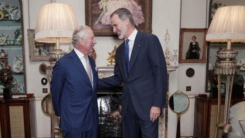 El rey Carlos III charla con Felipe VI, en su reciente encuentro en Clarence House, en Londres. REUTERS/Yui Mok/Pool