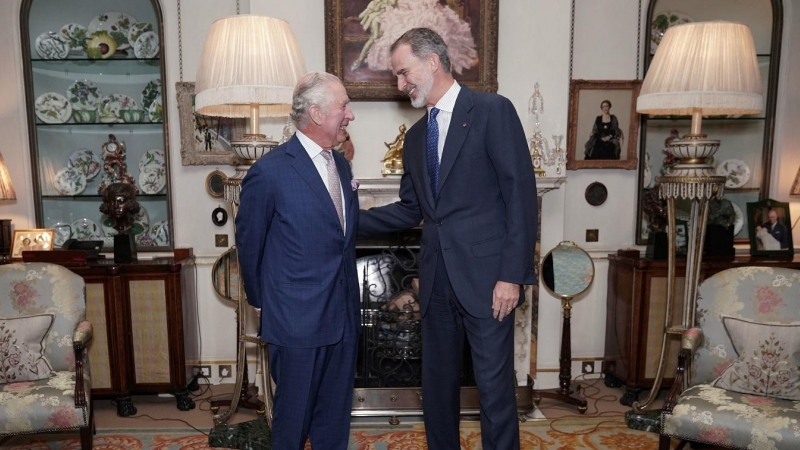 El rey Carlos III charla con Felipe VI, en su reciente encuentro en Clarence House, en Londres. REUTERS/Yui Mok/Pool