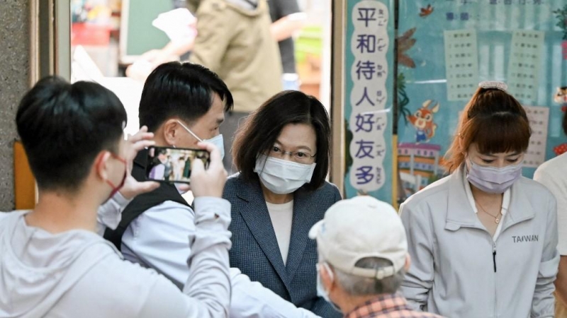 La presidenta de Taiwán, Tsai Ing-wen (centro), sale de un colegio electoral después de votar en las elecciones para alcalde en Nuevo Taipei.