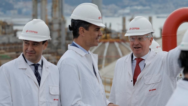 El presidente del Gobierno, Pedro Sánchez, con el presidente de la Junta de Andalucía, Juan Manuel Moreno Bonilla, y el consejero delegado de Cepsa, Maarten Wetselaar, durante la presentación del proyecto de hidrógeno verde en la refinería de San Roque, c