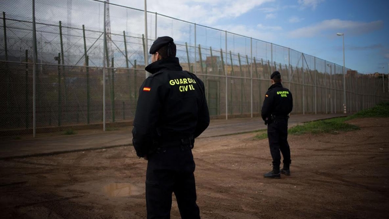 Imagen de archivo de agentes de la Guardia Civil junto a la valla de Melilla.