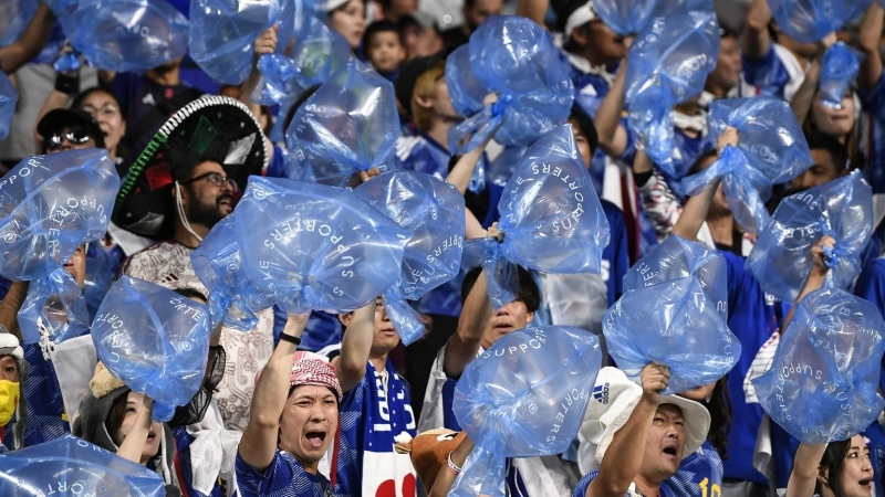 Aficionados japoneses animan en las gradas durante el partido de fútbol del Grupo E de la Copa Mundial de la FIFA Qatar 2022 entre Japón y España en el Estadio Internacional Khalifa