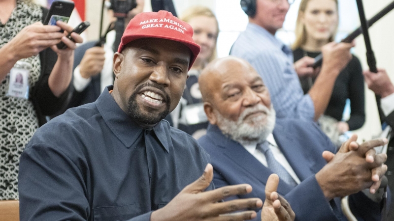 El rapero Kanye West, que ahora se hace llamar Ye, luce una gorra de 'Make America Great Again'