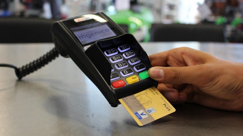 Una persona paga con una tarjeta bancaria, en una imagen de archivo