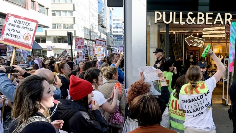 Varias trabajadoras de Inditex se manifiestan frente a una tienda, durante el fin de semana del Black Friday.