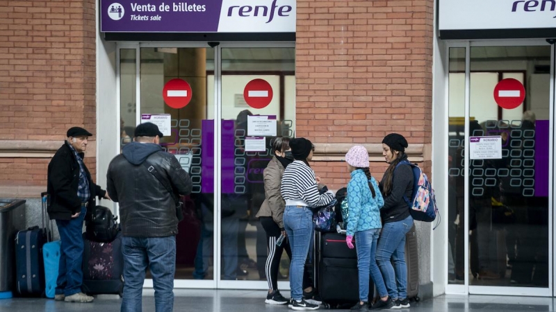 Varias personas esperan en la estación Puerta de Atocha-Almudena Grandes con motivo del inicio del Puente de la Constitución, a 2 de diciembre de 2022, en Madrid.