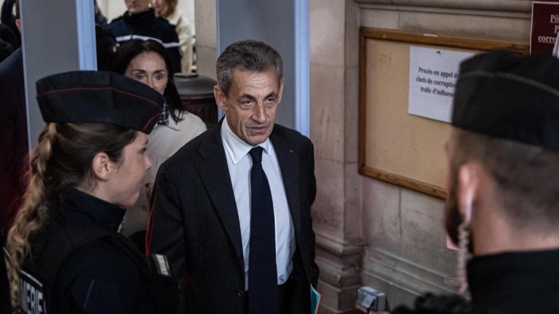 El expresidente francés Nicolas Sarkozy llega al tribunal para un juicio de apelación por corrupción y tráfico de influencias en París, Francia, 05 de diciembre 2022.