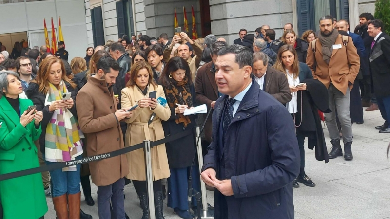 El presidente de la Junta de Andalucía, el popular Juanma Moreno Bonilla, en el patio del Congreso. Alexis Romero