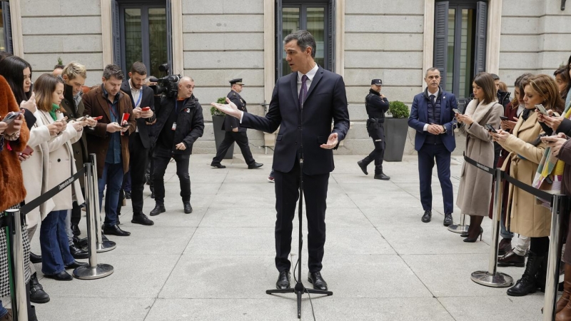 06/12/2022.- El presidente del Gobierno, Pedro Sánchez se dirige a los medios de comunicación tras asistir al acto institucional del Día de la Constitución, este martes, en el Congreso de los Diputados. EFE/Chema Moya