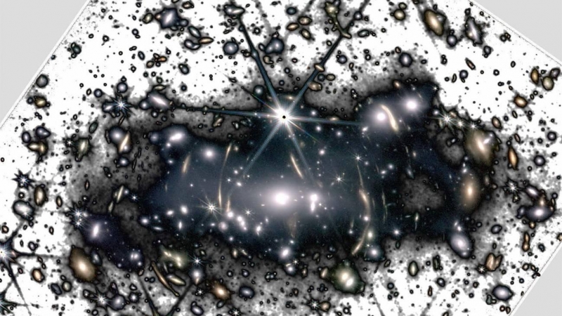 Imagen de la luz intracumular del cúmulo SMACS-J0723.3-7327 obtenida por el telescopio Webb.