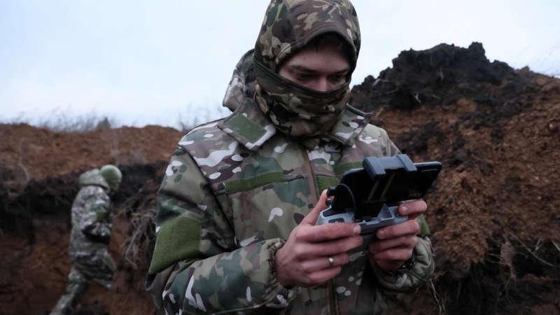 Dos soldados ucranianos prueban un dron armado cerca de Bakhmut (Ucrania).