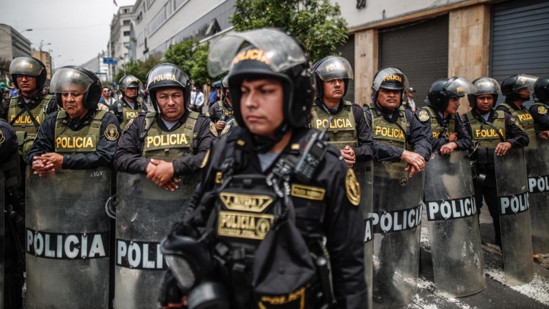Varios policías vigilan a simpatizantes del presidente de Perú, Pedro Castillo, en Lima.
