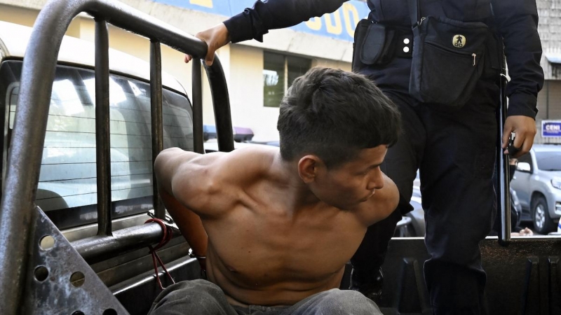 Un pandillero arrestado es retenido en un vehículo policial en Soyapango, El Salvador, a 5 de diciembre de 2022.