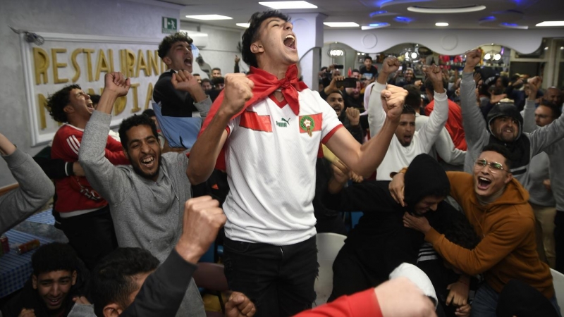 Seguidores de la selección de Marruecos celebran la victoria ante España en el Mundial de Catar en un bar de El Ejido, Almería, a 6 de diciembre de 2022.