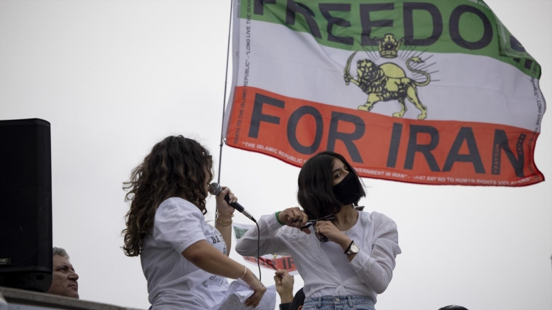 Imagen de archivo de dos manifestantes durante una de las concentraciones contra la vulneración de derechos en Irán.