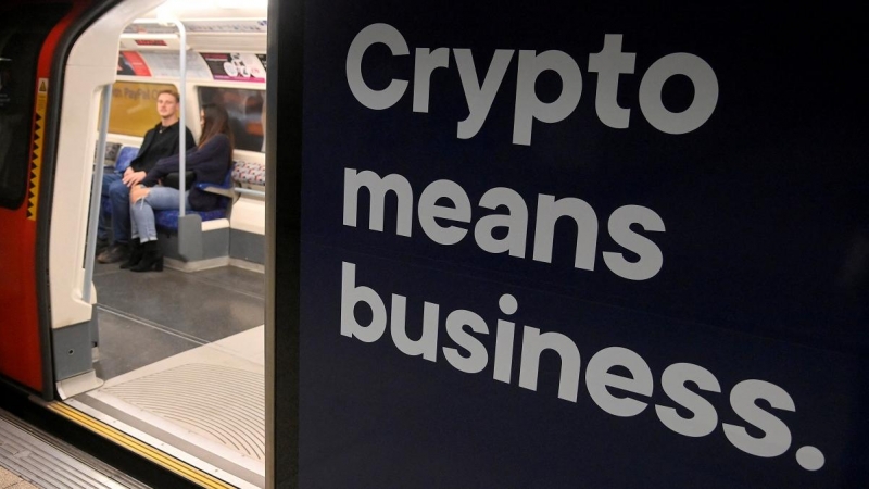 Un anuncio en el metro de Londres promueve las criptomonedas, en una imagen de archivo tomada en noviembre de 2022