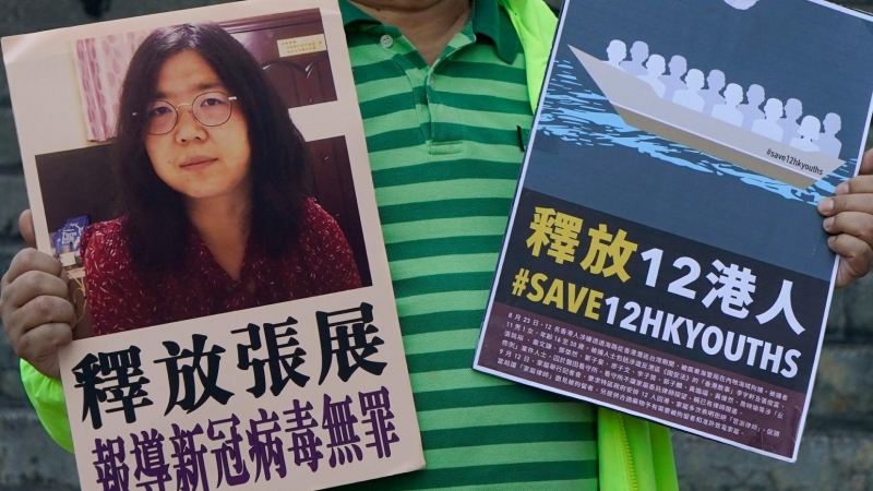 Un activista exige la la libertad de la periodista Zhang Zhan en Hong Kong.