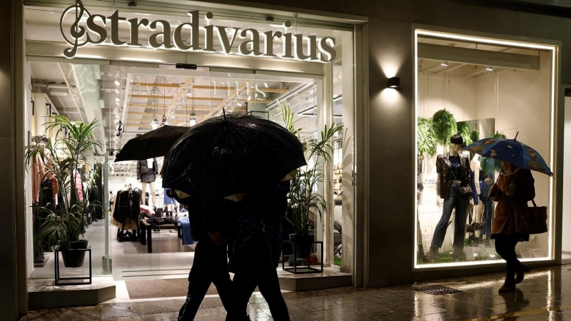 Una tienda de Stradivarius, una de las marcas del grupo Inditex, en la localidad malagueña de Ronda. REUTERS/Jon Nazca