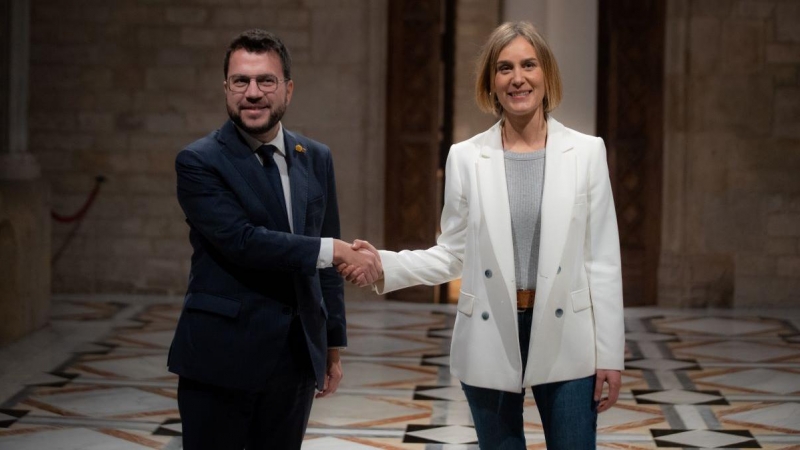 Pere Aragonès, y la líder de los Comuns en el Parlament, Jéssica Albiach, firman un acuerdo para poder aprobar los Presupuestos de la Generalitat para 2023, en el Parlament de Catalunya, a 14 de diciembre de 2022, en Barcelona.