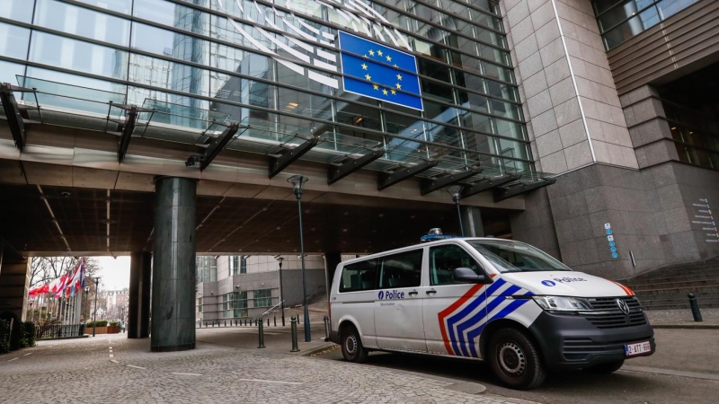 Un vehículo de la Policía frente al Parlamento Europeo, en Bruselas.