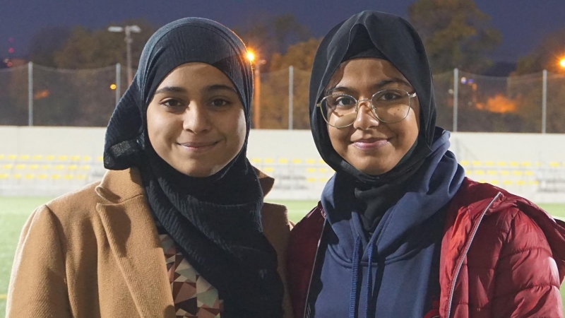 Aliza Saleem i Tasbina Mirza, dues de les membres de l'equip de criquet femení.