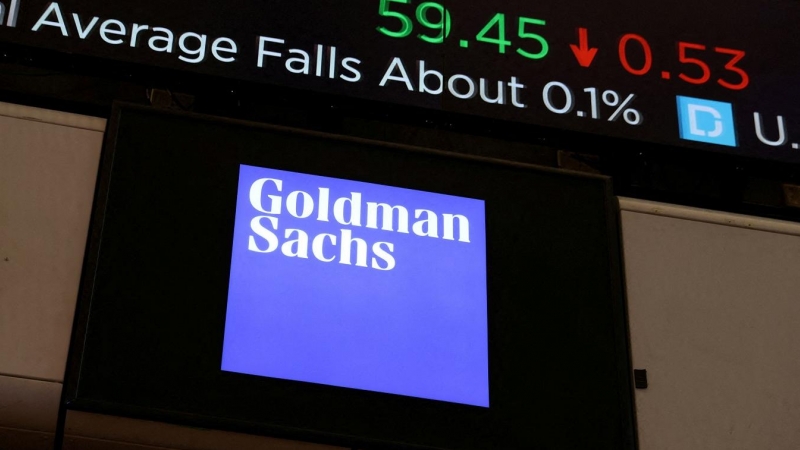 El logo del banco de inversión Goldman Sachs, en una pantalla en el patio de negociación de la Bolsa de Nueva York (NYSE, New York Stock Exchange ), en Wall Street. REUTERS/Andrew Kelly