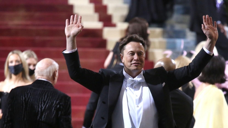El magnate de los negocios Elon Musk llega para asistir a la Met Gala 2022 en el Museo Metropolitano de Arte